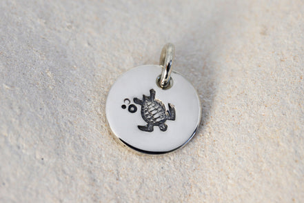 Round Medium Disc Pendant - Turtle